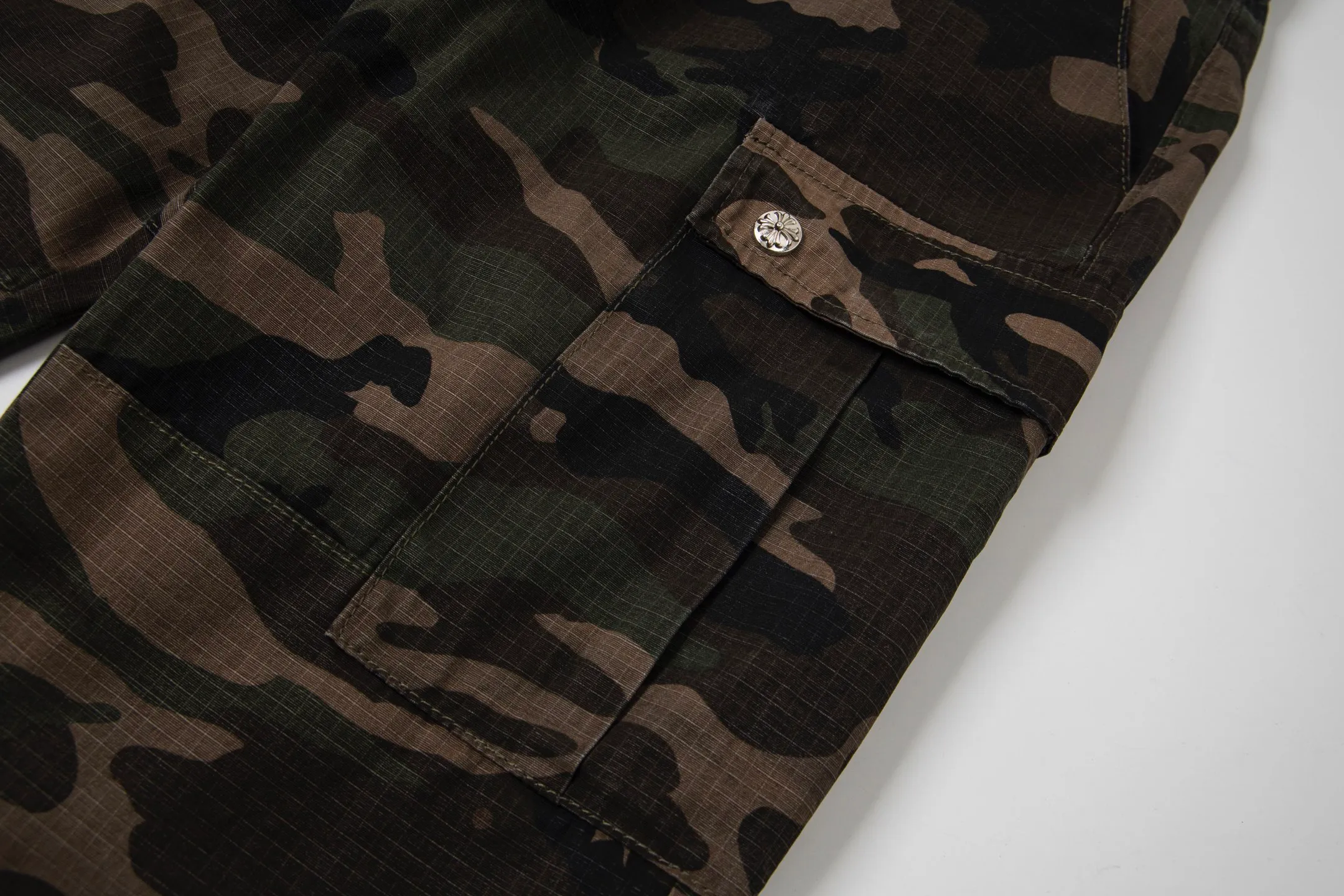 P290 💰 (Top version) Chrome hearts CH Chrome hearts new silver camouflage three-dimensional pocket overalls Chrome hearts is a top brand in the fashion world, and these pants are the best among them. It uses the classic Levi's jeans bottom panel, which has been carefully disassembled and spliced. The washed effect is natural, showing a unique retro charm. The pants are based on camouflage and are paired with cross patches, which have a great visual impact. These patches are exquisitely crafted and have a luxurious feel. The hardware accessories are ultra-exquisite. The placket buckle is made of silver, hand-polished and painted with distressing liquid. The main buckle has a three-dimensional cross flower shape. The six-pointed star screws and hand-cut leather washers on the back are full of details, which are both beautiful and durable. Color: Camouflage Size: 28-30-32-34-36 (corresponds to S-M-L-XL-XXL)